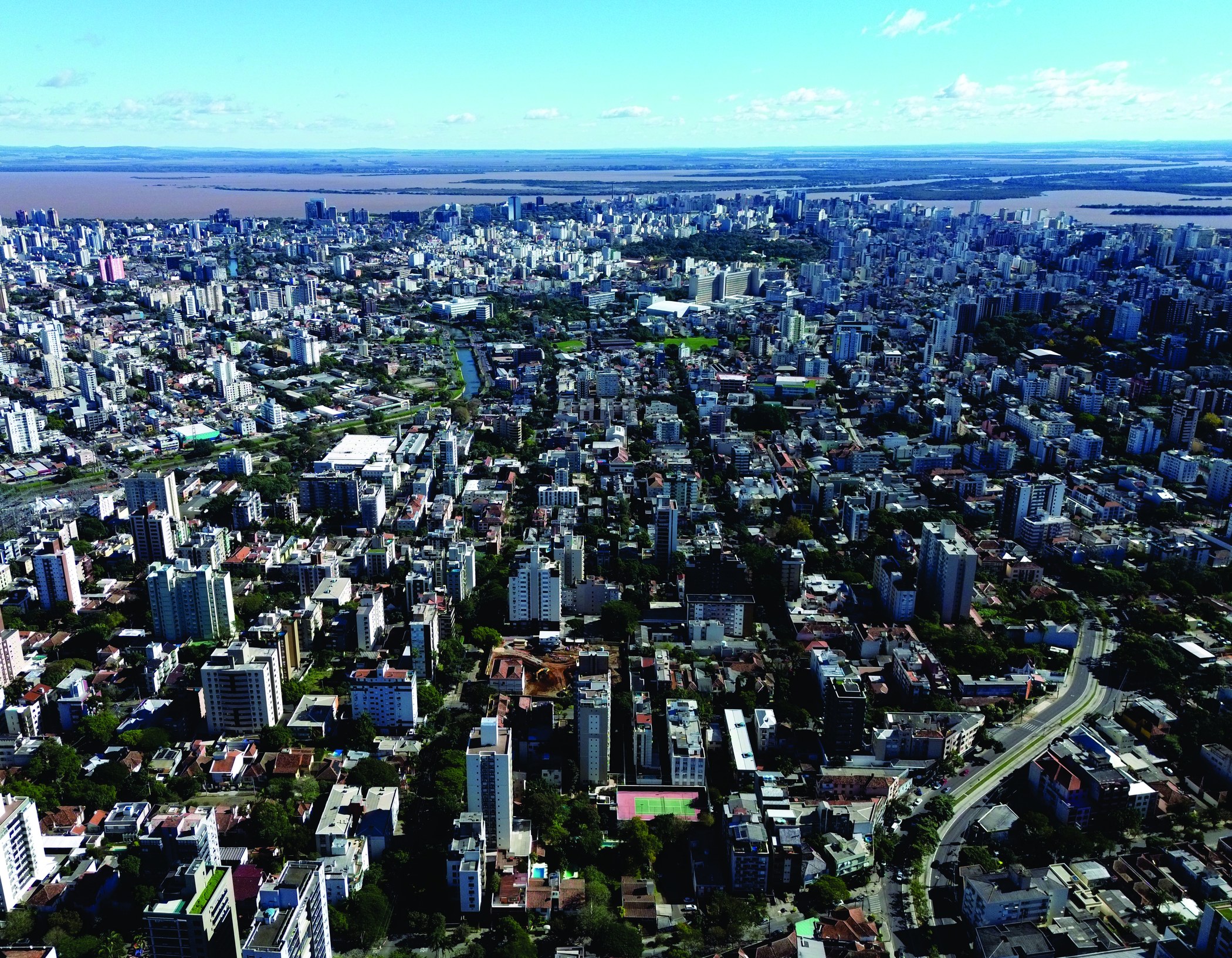 Vista aérea de Porto Alegre a partir do bairro Petrópolis, com o Guaíba ao fundo e os pontos de referência do entorno assinalados.